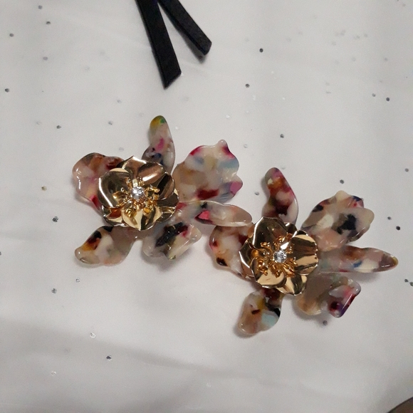 Acrylic Flower multi color post earrings - Picture 4 of 4